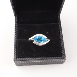 Anillo de diseño elegante con topacio azul suizo para mujeres y niñas, ideal para diferentes ocasiones. - Product Image 3