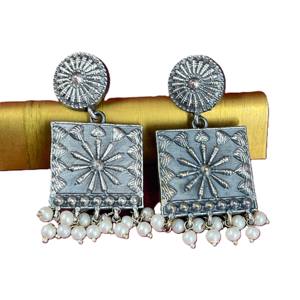 Pendientes Jhumka Étnicos Banjara Chapados en Oro de Aleación de Origen Indio, Diseño Largo y Elegante, Regalo Tradicional, Moda Femenina - Product Image 1