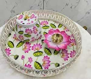 Bandeja de metal Pichwai con estampado de esmalte plateado alemán, con tarro y diya de latón con diseño de loto, para bodas, festividades, inauguración de casas y recuerdos de agradecimiento. - Product Image 3