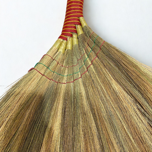 Escoba Eco2go Vietnam de Alta Resistencia y Ligera para Limpieza de Pisos en Interiores y Exteriores - Escoba con Mango de Madera Directo de Fábrica - Product Image 5