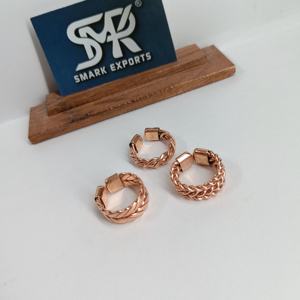 Bague de thérapie magnétique en cuivre tressé et tissé, faite à la main, ajustable, avec motif de chaîne, bijoux de styles moderne, traditionnel et antique - Product Image 1