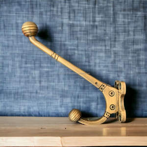 Crochets muraux en laiton décoratifs parfaits pour présenter des objets de décoration de manière sécurisée sur des arrangements de rangement muraux dans les intérieurs des maisons - Product Image 1