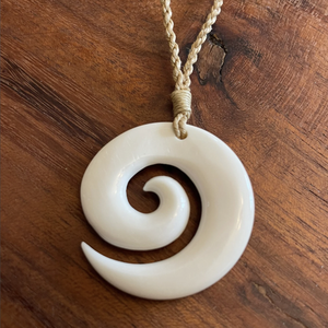 Colgante de Cuerno de Búfalo Hecho a Mano, Forma Natural, Tallado con Temática Animal, Artículo Coleccionable de la India - Product Image 4
