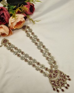Ensemble collier long double couche, boucles d'oreilles et mangtika à motif floral traditionnel pour femmes, collection de bijoux de créateur. - Product Image 5