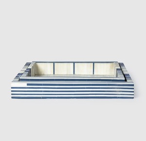 Plateau décoratif rectangulaire avec rayures horizontales bleues et blanches, design géométrique moderne, panneau unique, design artisanal - Product Image 3