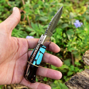 Couteau de poche pliant à verrouillage arrière en acier Damas fait main, incrustation de pierre turquoise, manche en corne noire, étui en cuir, fournisseur d'usine - Product Image 2
