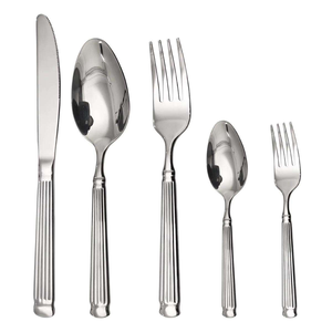 Ensemble de couverts élégants et modernes en métal argenté, fabriqués à la main, conçus pour les dîners raffinés, les célébrations spéciales, les mariages, couteaux, fourchettes, cuillères - Product Image 1