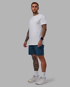 Shorts décontractés pour hommes en polyester tissé 100 % bleu marine à séchage rapide, taille mi-haute avec cordon de serrage – Shorts personnalisés pour hommes, vente en gros - Product Image 2
