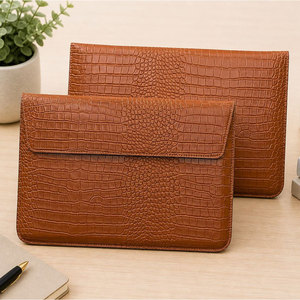 Housse pour ordinateur portable en cuir texturé crocodile marron pour ordinateurs portables de 13 à 15 pouces - Product Image 1