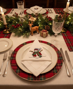 Serviette de table de Noël personnalisée brodée bonhomme de neige 100 % coton avec ourlet festonné pour la maison et l'hôtellerie - Product Image 6