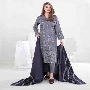 Tenues Punjabi pour femmes, prêtes à porter au quotidien, style pakistanais et indien, brodées, ethniques, modernes, entièrement cousues, en viscose, de la fabrique Tawakkal - Product Image 3