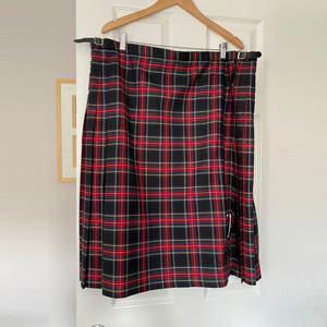 Falda Maxi Cruzada de Tartán Rojo y Negro con Hebilla de Cuero Estilo Royal Stewart para Mujer - Product Image 1