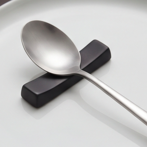 Reposacucharas de cerámica negra sólida, soporte curvo para utensilios de cocina, para uso en la cocina, el hogar y la mesa. - Product Image 4