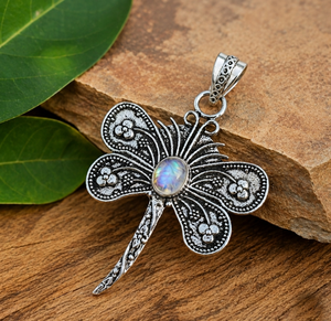 Colgante de piedra lunar arcoíris natural hecho a mano con forma de mariposa, collar artesanal bohemio, amuleto, joyería, regalo para mujer - Product Image 6