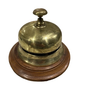 Cloche décorative en laiton avec base en bois dur, style victorien, accessoire de bureau pour les bureaux de direction et les hôtels de luxe - Product Image 2