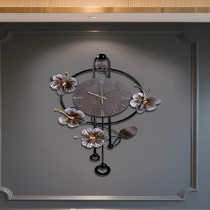 Horloge murale géométrique abstraite dorée avec détails en forme d'éventail et accents linéaires. Décor audacieux disponible à prix de gros. - Product Image 2
