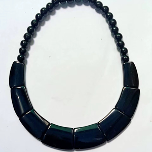Collar de cuentas de resina verde oscuro de moda, cuentas curvadas, joyería de moda, accesorio de disfraz para mujer, ropa de noche, proveedor mayorista - Product Image 1