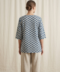 Kurti court en coton imprimé bleu et blanc pour femme, col rond, manches trois quarts, détail de nouage latéral, coupe ample, tenue ethnique pour tous les jours - Product Image 2