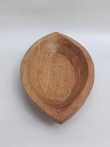 Plateau en bois artisanal en forme de feuille, vaisselle rustique pour la table et la décoration - Product Image 6