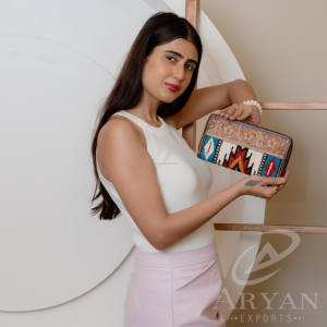 Couverture de selle en cuir usiné à la main occidentale portefeuille à fermeture éclair en cuir véritable femmes pochette sculpture à la main portefeuilles en cuir cadeau pour elle - Product Image 1