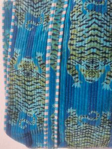 Bolso tote de terciopelo con estampado de tigre |   Bolso de hombro acolchado hecho a mano |   Accesorios Boho para el Día a Día - Product Image 3