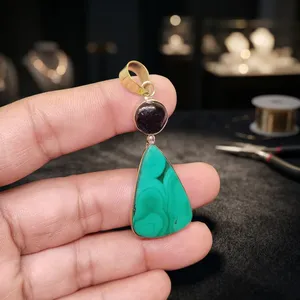 Colgante de Latón con Piedra de Malaquita al por Mayor, Colgante de Joyería con Piedra Verde - Product Image 3