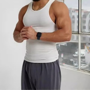 Débardeur pour homme en polyester 100% extensible et respirant de qualité supérieure avec options personnalisables pour l'entraînement et les tenues décontractées - Product Image 2