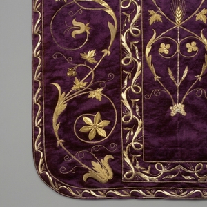 Casulla de terciopelo morado hecha a mano con bordado de hilo dorado ornamentado - Vestimenta clerical católica para la Misa - Product Image 4