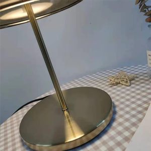 Lámpara de Mesa Decorativa con Pantalla de Vidrio Ahumado y Base Negra, Luz Tricolor Ajustable para Hogar u Oficina Moderna - Product Image 3