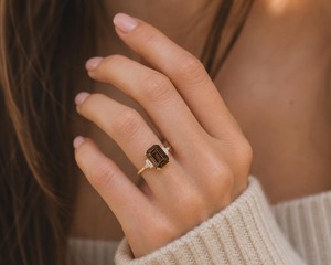 Bague de fiançailles en or 14 carats avec quartz fumé taille émeraude et pierres latérales en moissanite, bijoux de mariée vintage, prête à être expédiée, cadeaux - Product Image 3