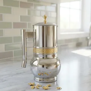 Carafe à eau en acier inoxydable de qualité supérieure avec travail d'embossage doré |   Pichet de service design avec couvercle et poignée - Product Image 6