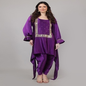 Conjunto de caftán diseñado para mujeres modernas, estilo top y pantalón dhoti, color morado, con cuentas y trabajo de lentejuelas. - Product Image 4