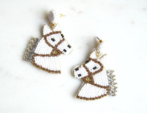 Nouvelles boucles d'oreilles élégantes faites à la main en coton avec broderie de perles en forme de rose, légères, de forme ovale, mignonnes et fantaisie, par MD HANDICRAFTS - Product Image 3