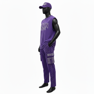 Conjunto de 2 piezas para hombre: Camiseta sin mangas morada de mezcla premium de algodón y poliéster y pantalón cargo con logotipo personalizado de diamantes de imitación por transferencia térmica - Product Image 5