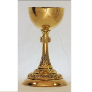 Calice en laiton plaqué, design gravé impressionnant, fabrication artisanale, laiton de haute qualité, articles religieux, couleur du calice également utilisable comme cadeau. - Product Image 1