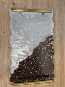 Bandeja de servir de resina hecha a mano con asa de metal, bandeja decorativa de diseño de alta calidad, multiusos para cocina - Product Image 4