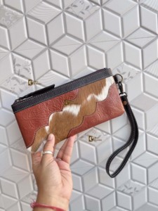 2026 Cartera de mano tipo clutch de diseñador occidental, estilo bohemio, con cierre de cremallera, grabado, de piel con pelo, para uso diario - Product Image 4