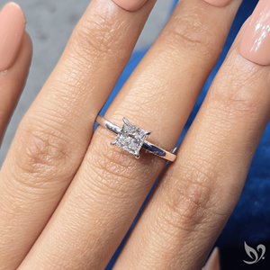 แหวนหมั้นเพชรทรงปรินเซสคัท 1 กะรัต ได้รับการรับรองจาก IGI เพชรเลี้ยงในห้องปฏิบัติการ พร้อมวงแหวนรอบเพชรแบบซ่อน ตัวเรือนทองคำขาว 10K - Product Image 4