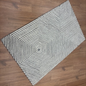 Tapis de sol moderne en laine tuftée à la main avec options de design et de taille personnalisées - Product Image 4