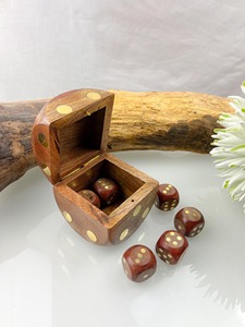 Ensemble artisanal en bois de rose avec dés de jeu décoratifs en bois pour jeux de table, décoration intérieure, collection et coffret cadeau - Product Image 2