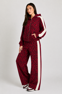 Ensemble de survêtement 2 pièces pour femme, imprimé léopard rouge, comprenant un sweat à capuche premium et un pantalon de jogging en molleton doux à jambe large, style streetwear décontracté - Product Image 4