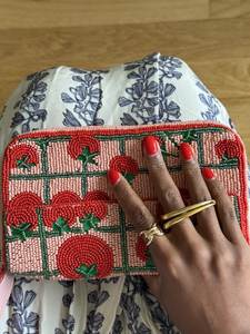 กระเป๋าใส่เหรียญปักลายมือคุณภาพสูง ประดับด้วยลูกปัดหลากสีสัน ลวดลายศิลปะประณีต และงานฝีมือระดับพรีเมียม - Product Image 5
