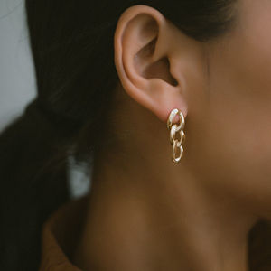 Encantadores pendientes de oro amarillo con diamantes para mujer, diseño minimalista y elegante, regalo para bodas, compromisos, aniversarios y fiestas - Product Image 6