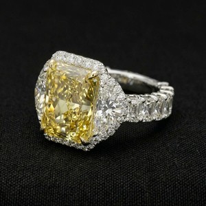 Bague de Fiançailles et de Mariage Classique en Or Blanc 9 carats avec Diamant Taille Radiant, Sertissage Canal, Certifiée IGI, Style Luxe, Anniversaire - Product Image 2