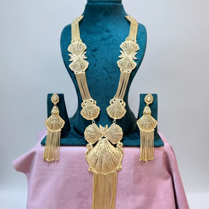 MOLL JEWELLERS Collar Bib de Zirconia con Diseño Floral de Pétalos Grandes de 24k Chapado en Oro y Anillo a Juego con Diseño de Girasol - Product Image 1