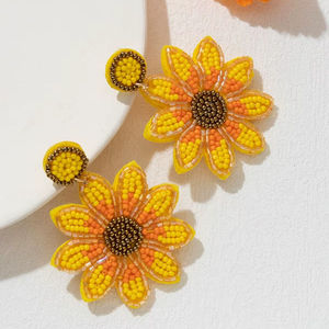 Boucles d'oreilles en perles de verre de qualité supérieure pour un goût raffiné, alliant charme classique et esthétique artisanale moderne - Product Image 1