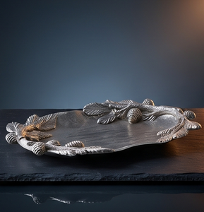 Plateau de table en aluminium moulé argenté avec bordure en forme de branche de pin, idéal pour servir et décorer lors des fêtes de Noël - Product Image 3