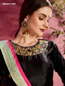 Nouvel Arrivage : Ensemble Lehenga-Choli et Dupatta en Soie Artisanale Indienne avec Broderie de Paillettes et Imprimé Floral Tropical – Vente en Gros - Product Image 3