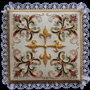 Parche Bordado a Mano con Monograma Mariano en Oro, Corona Litúrgica, Estrella, Estandarte de Iglesia, Velo de Cáliz Católico, Vestimenta - Product Image 1