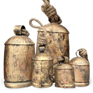 Clochettes de vache en or antique de qualité supérieure avec une construction métallique robuste pour une utilisation en ferme, dans un jardin et en extérieur, destinées à l'exportation - Product Image 4